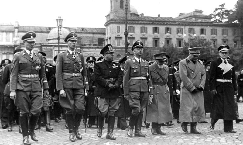 Himmler, al centro