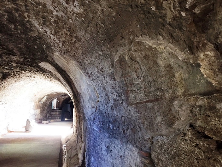Corridoio del Colosseo e lacerto di muro studiato