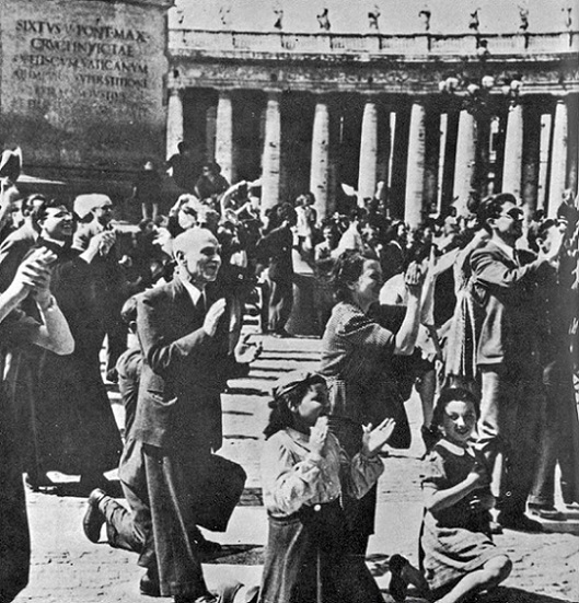 Romani a San Pietro che applaudono Pio XII
