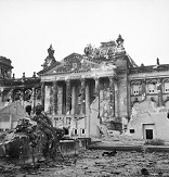 Il Reichstag dopo il bombardamento alleato, 3 giugno 1945